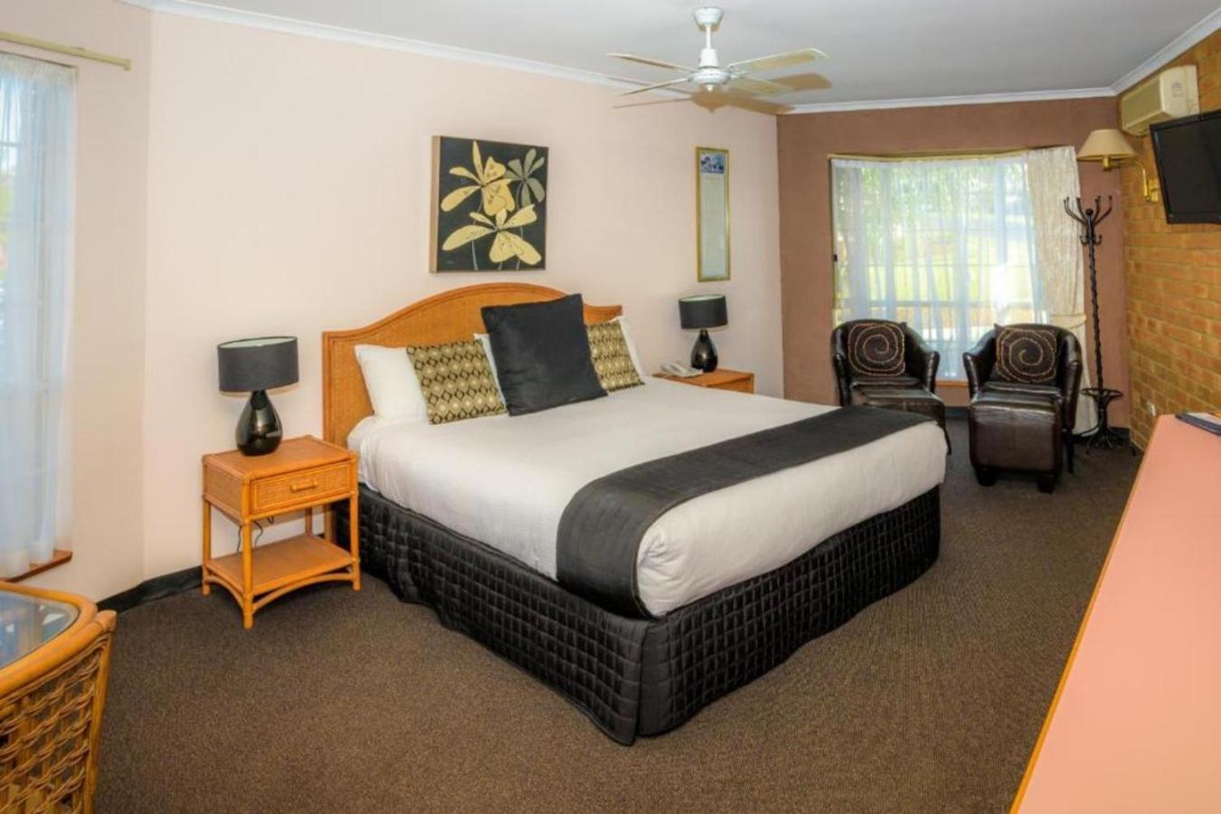 Sapphire Waters Motor Inn Меримбула Екстериор снимка